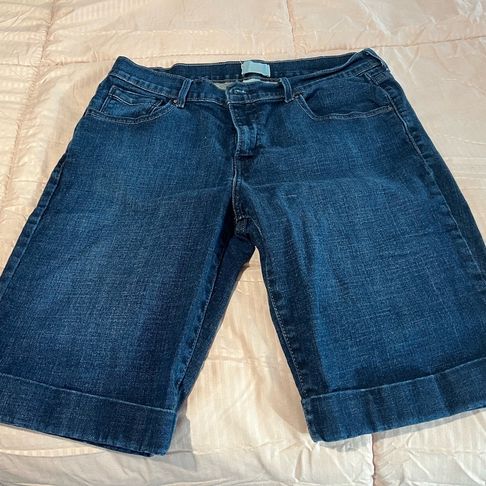 2pair if levis shorts in great shape